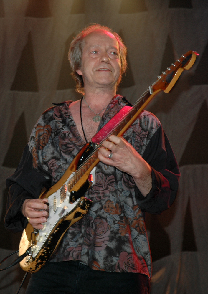 Eric Bell playing guitar at the Phil Lynott statue unveiling gig, 2005