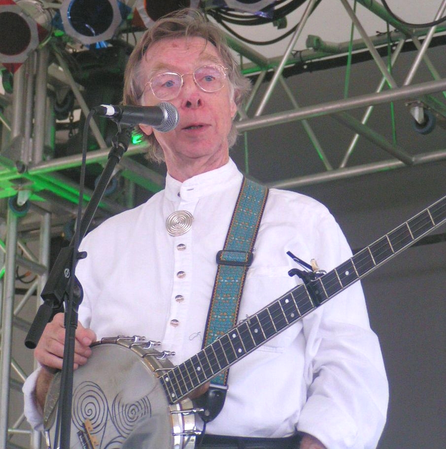 Tommy Makem playing banjo at Dublin (Ohio) Irish Festival, 2005